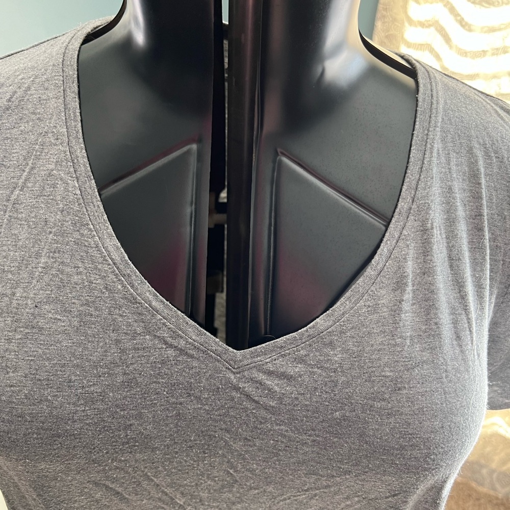 ๐๏ธ2 for $6.00๐๏ธ Grey V neck Tee - Picture 2 of 7